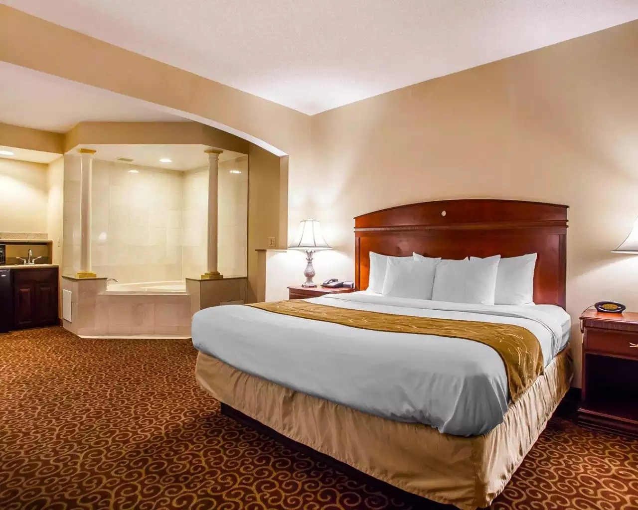 Comfort Suites East Brunswick Hotel 